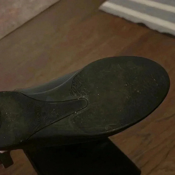 GUCCI KIDS SIZE 3.5, leather has been refinished and shined. pre Loved - Picture 5 of 5